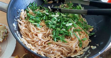 Лапша по-китайски с яйцом и соусом