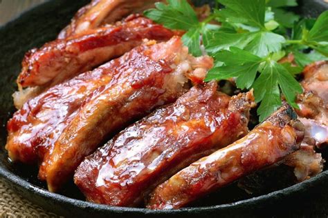 Покрытие ребер соусом и приготовление в духовке
