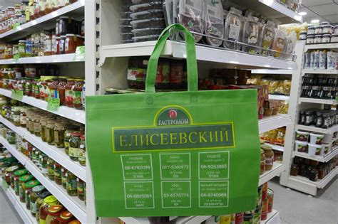 Продавцы в гастрономах и магазинах "Березка": торговая ассистентка и продавец